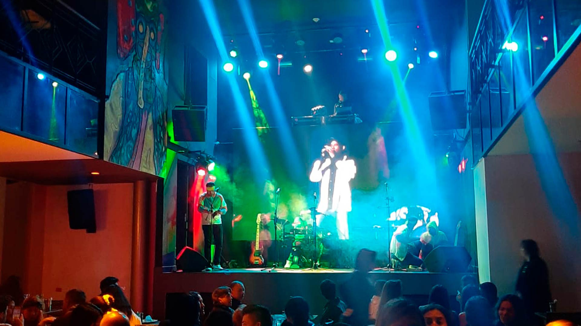 Wow Restaurante Bar esta diseñado para presentar una oferta exclusiva en Colombia donde se presentan obras de teatro, artistas en vivo, además de disfrutar de nuestra gastronomía, cocteles y licores. Nuestros clientes tienen la posibilidad de vivir la mejor experiencia de Bogotá. Nuestro servicio esta disponible Viernes y Sábado en la noche.