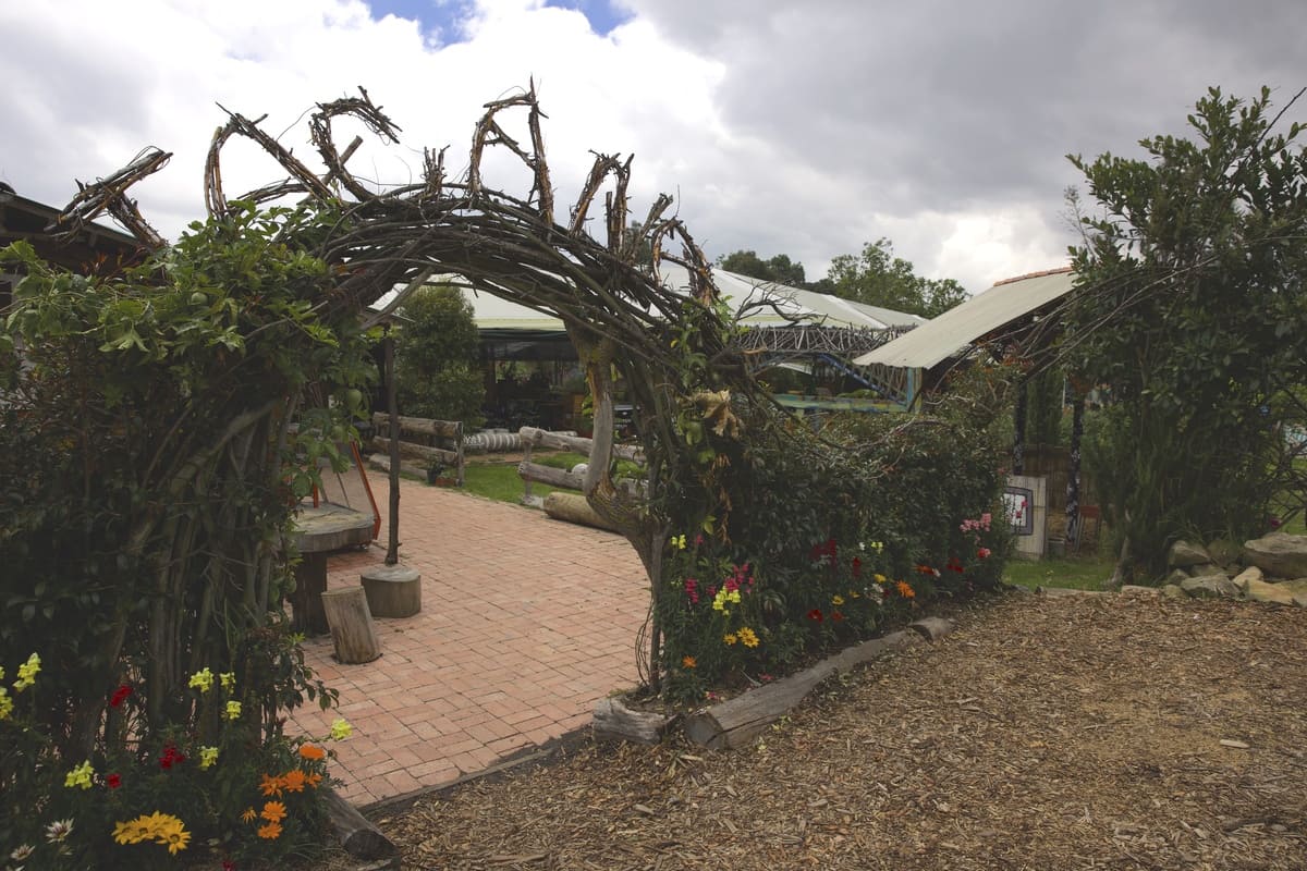 Arco de ingreso a la huerta, elaborado de forma artesanal con elementos naturales del lugar. Foto. Juan José Sotelo - IDT