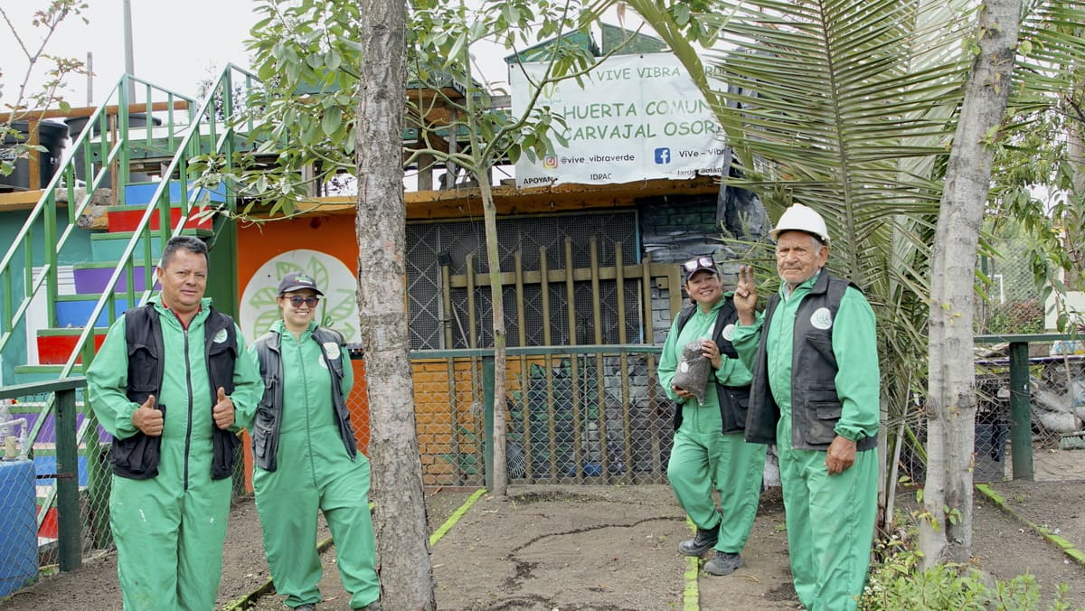 Miembros de la Huerta comunitaria Carvajal Osorio. Foto. Santiago Rincón - IDT