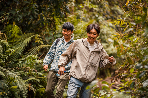 Turistas provenientes de China descendiendo del sendero después de una visita turística. Foto: Diego Cuevas - IDT