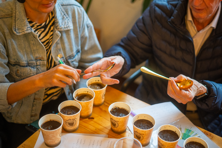 Cata de café, a punto de romper costra y vivir las diferentes experiencias sensoriales de una cata de café acompañada de expertos. Foto: Diego Cuevas  - IDT