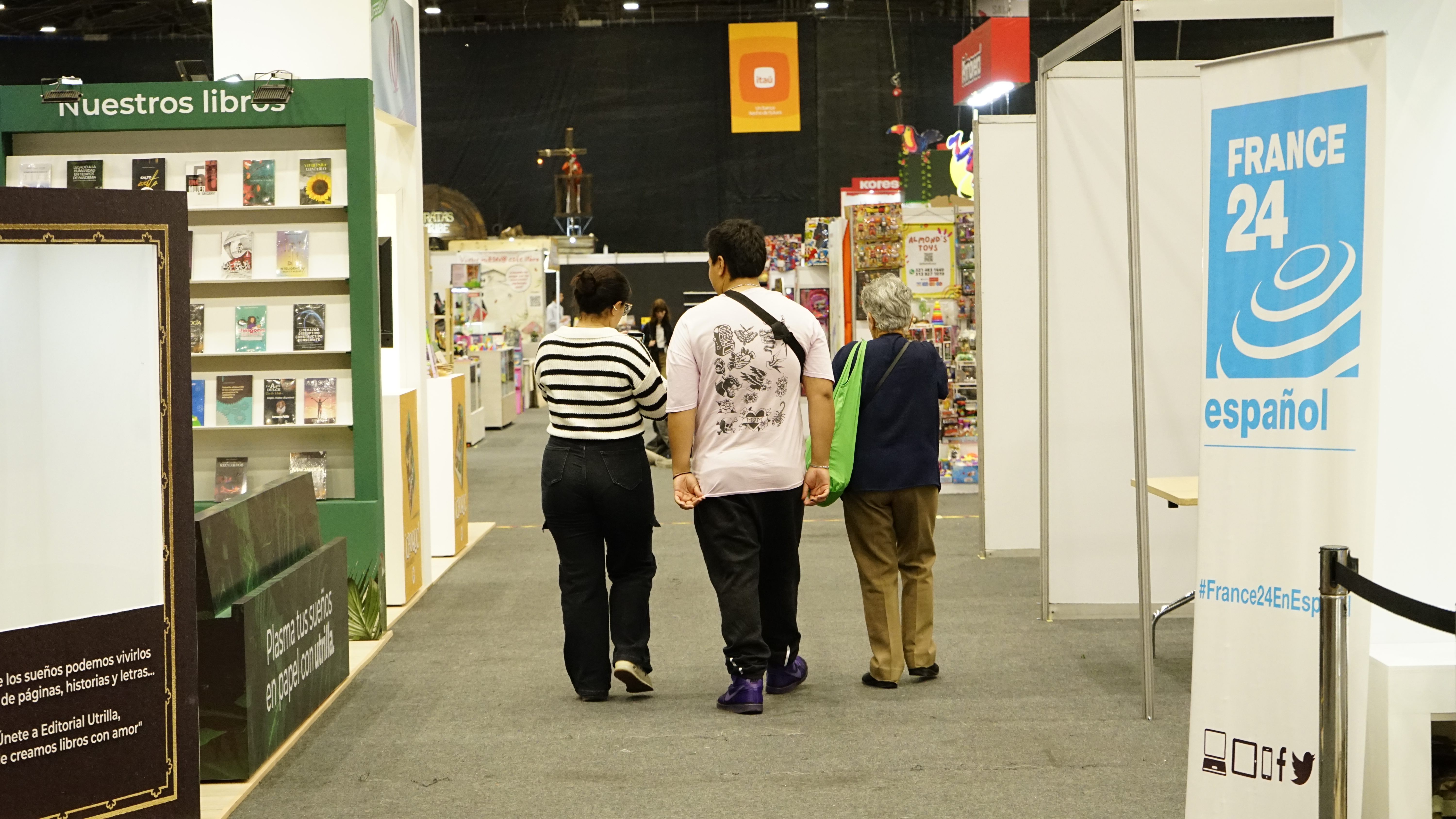 Pasillos de la FilBO 2024, lugar de encuentros literarios. Foto: Santiago Rincón - Archivo IDT