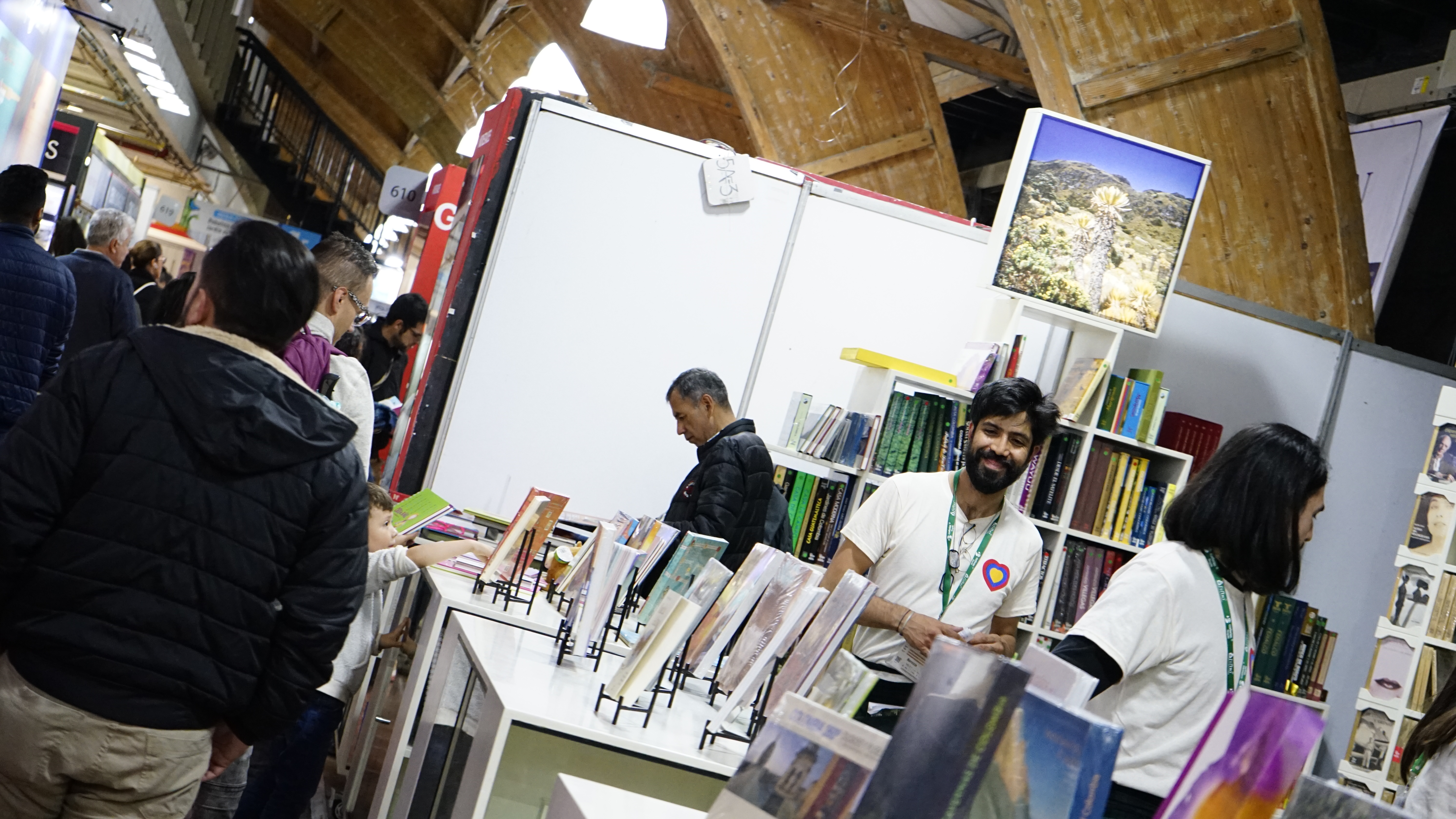 Pasillos de la FilBO 2024, lugar de encuentros literarios. Foto: Santiago Rincón - Archivo IDT