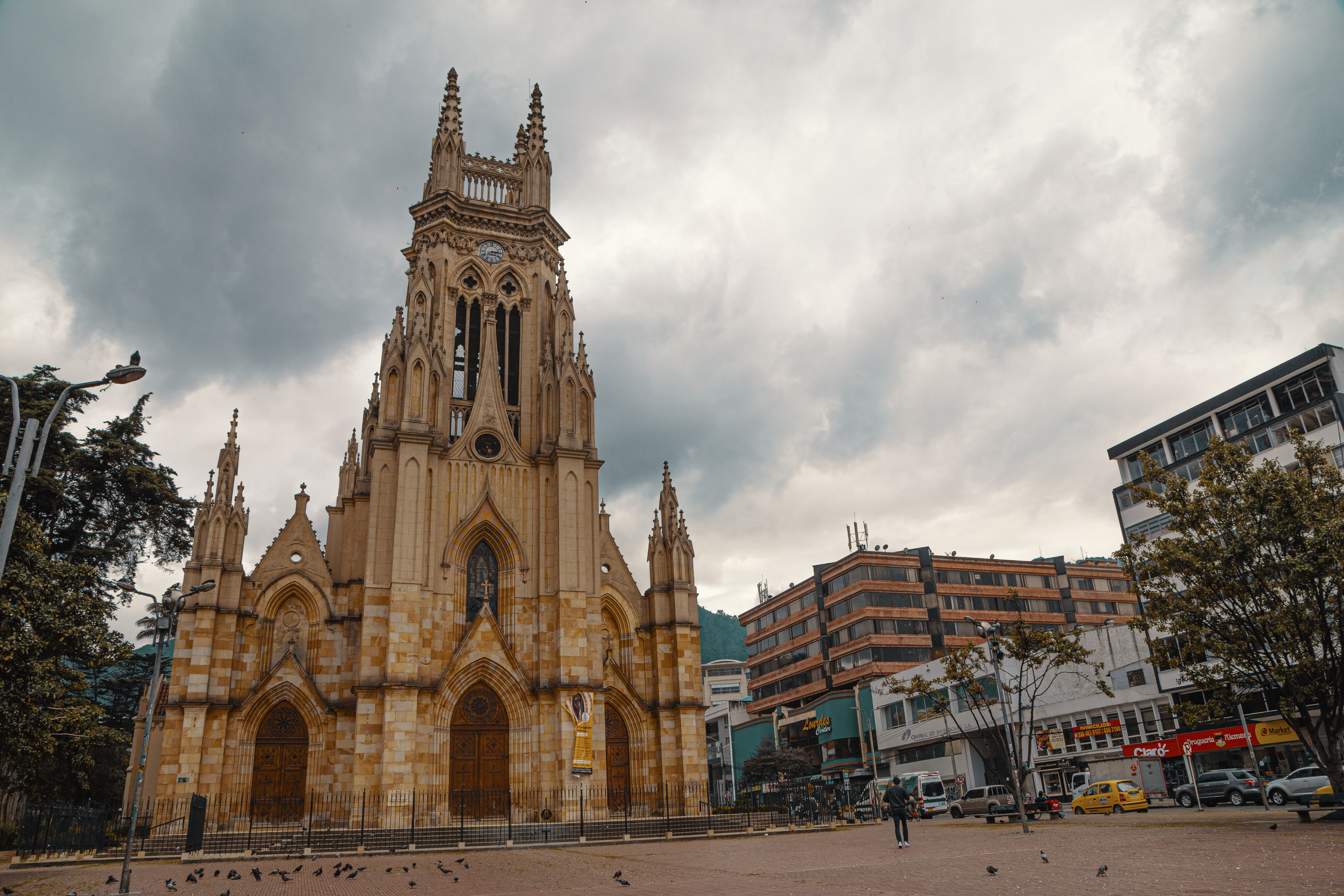 Imágen de la iglesia de Nuestra Señora de Lourdes en la plazoleta de Lourdes, Chapinero. Foto: Ricardo Báez - Archivo IDT